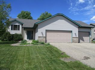 340 E Woodridge Dr, Le Center, MN 56057