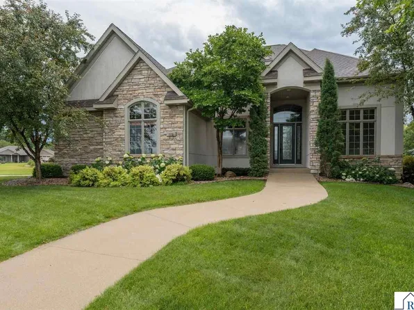 113 Hidden Oaks Cir, Mankato, MN 56001