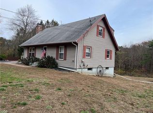 11 Valley Rd, North Grosvenordale, CT 06255