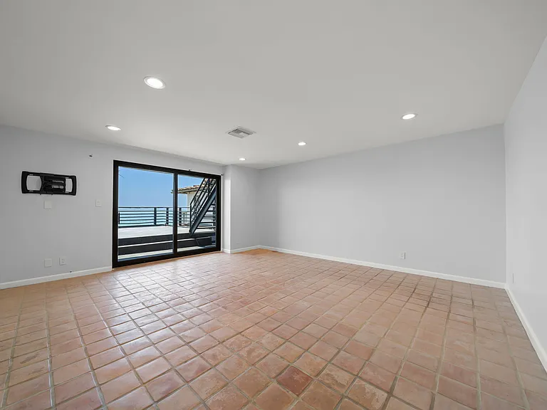 3116 The Strand — Photo 16