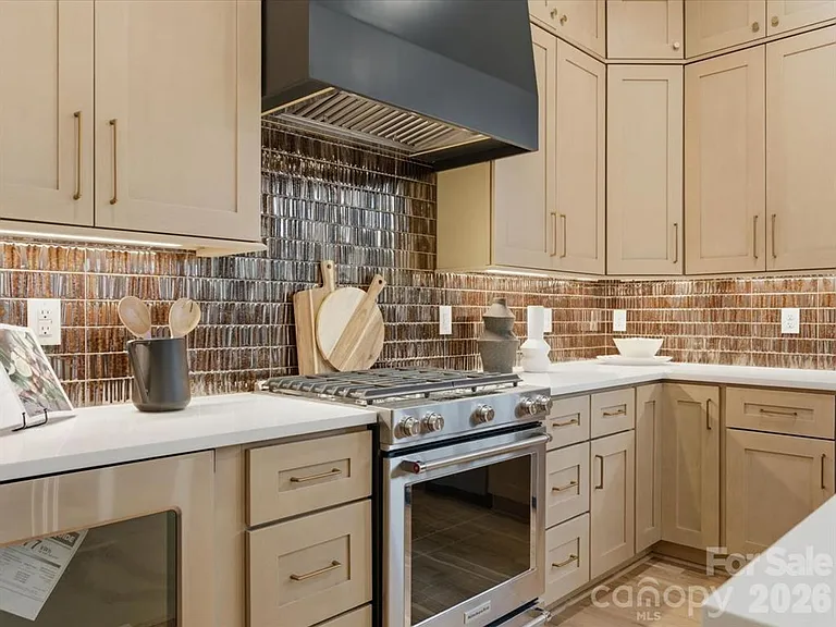 431 W Peterson Dr — Photo 5