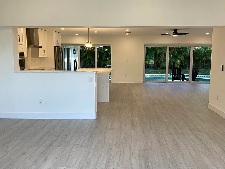 619 SW 3rd St — Photo 2