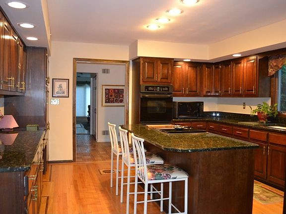 Renovated Kitchen w/New Granite Counters, Recessed Lighting, 