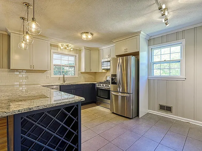 137 Henson St — Photo 2