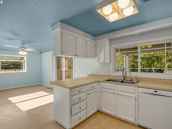 3rd image of 329 NE 20th Pl