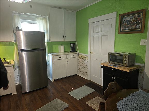4th image of 142 Morton St
