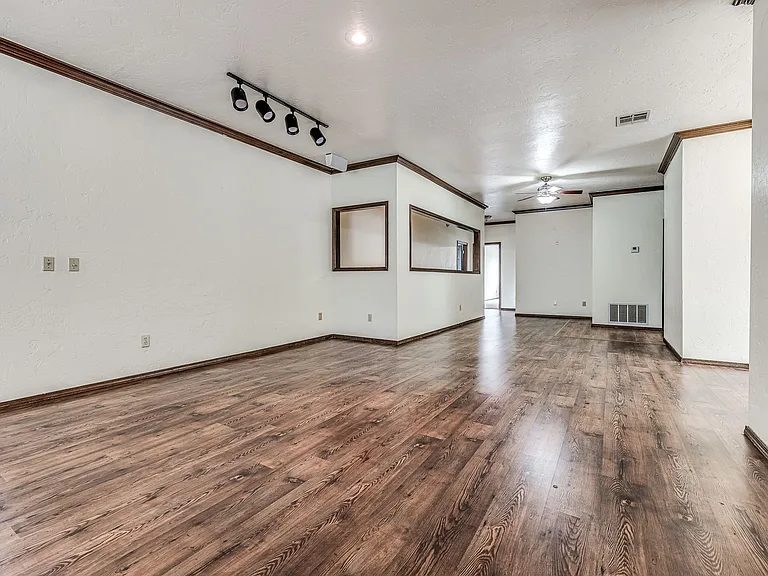 1104 Fox Lake Ln — Photo 32