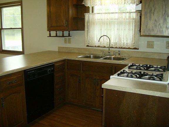 Lots of Cabinets!  New Stove