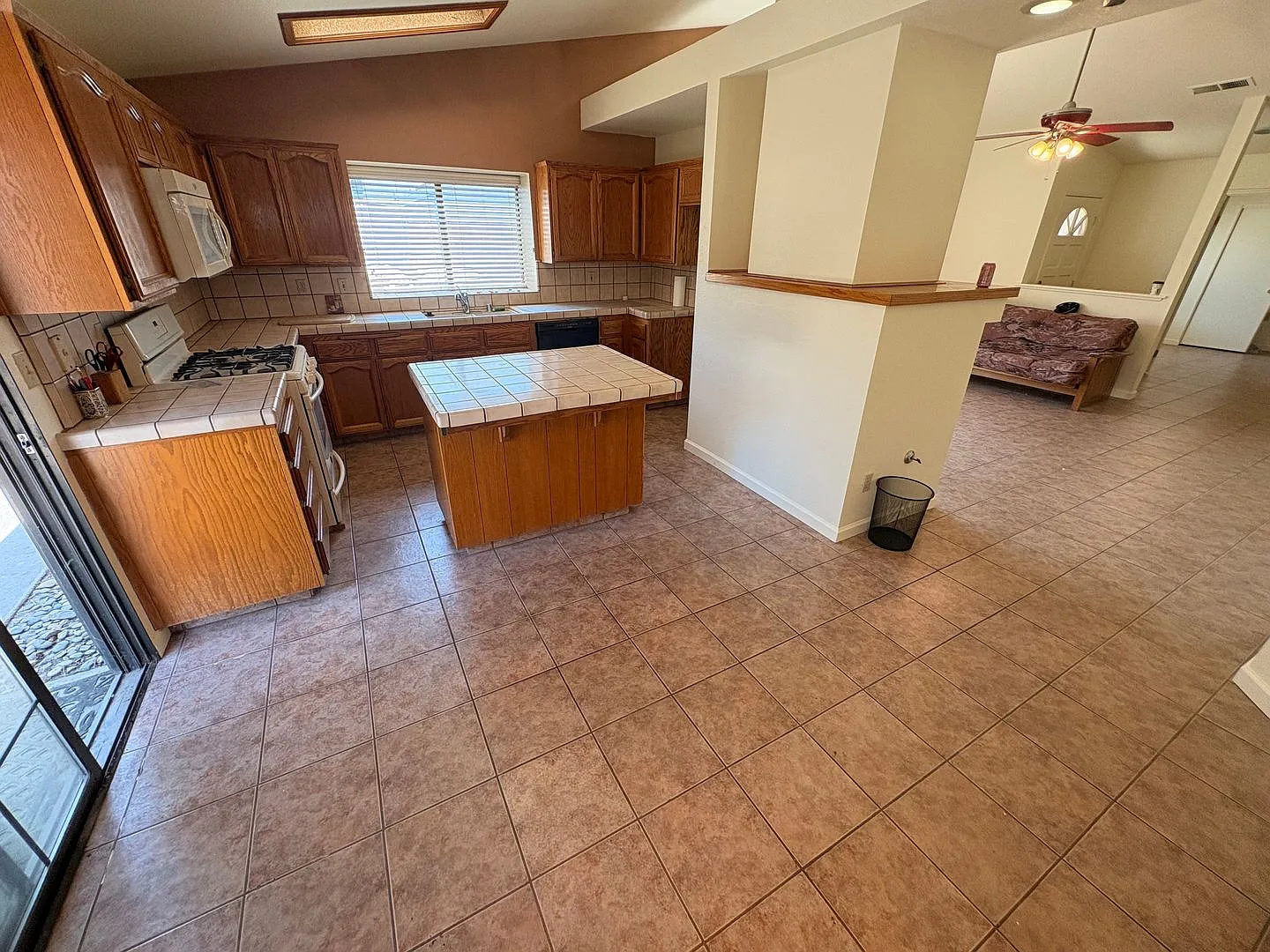 Cozy 3 bedroom, 2 bathroom home in Northeast Visalia — Photo 3