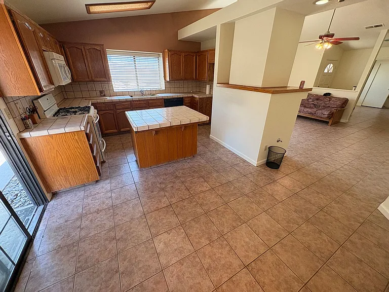 2131 N Tracy St — Photo 3