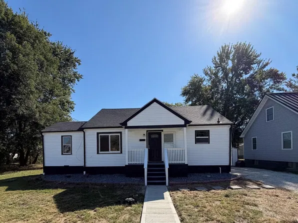 805 E 1st St, Huntingburg, IN 47542