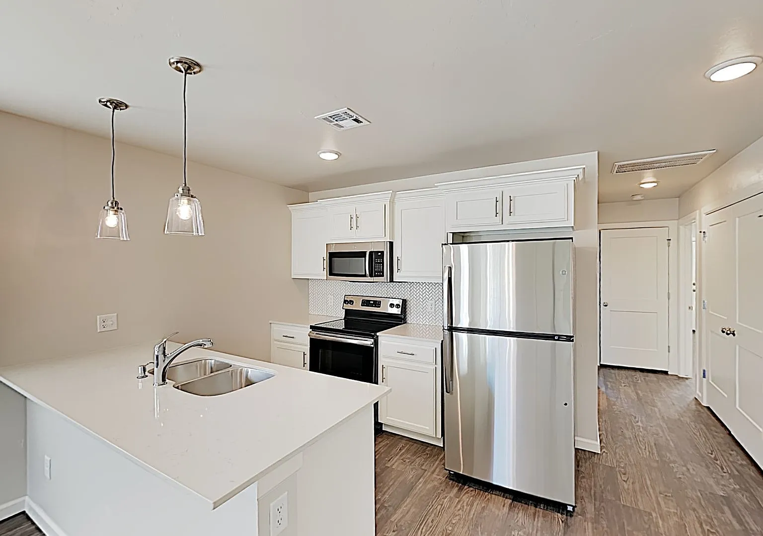 2 Bedroom 2 Bath 1 Car Garage Duplex Close To Tinker AFB - Lawncare included! — Photo 3