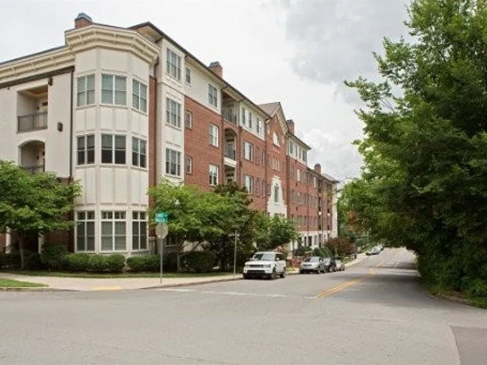 4120 Ridgefield Dr #208