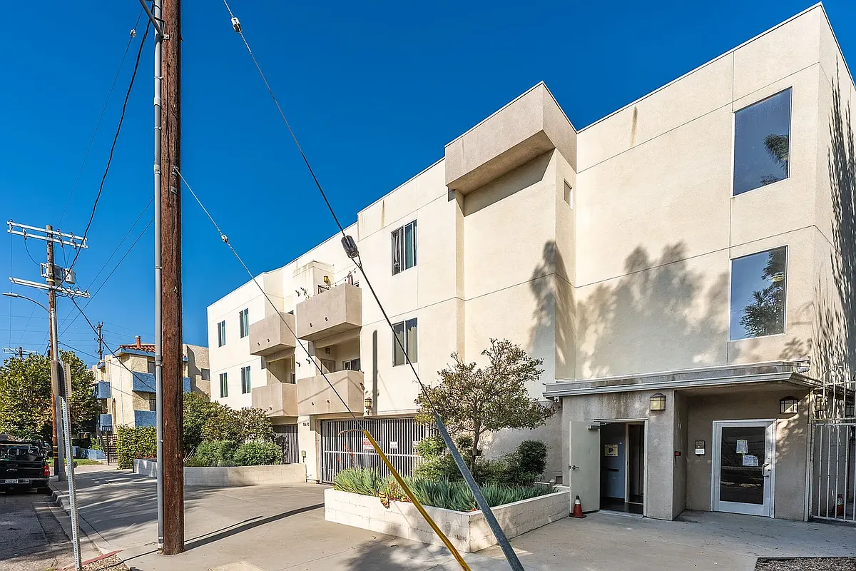 Building Photo - 15643 Wyandotte St #301