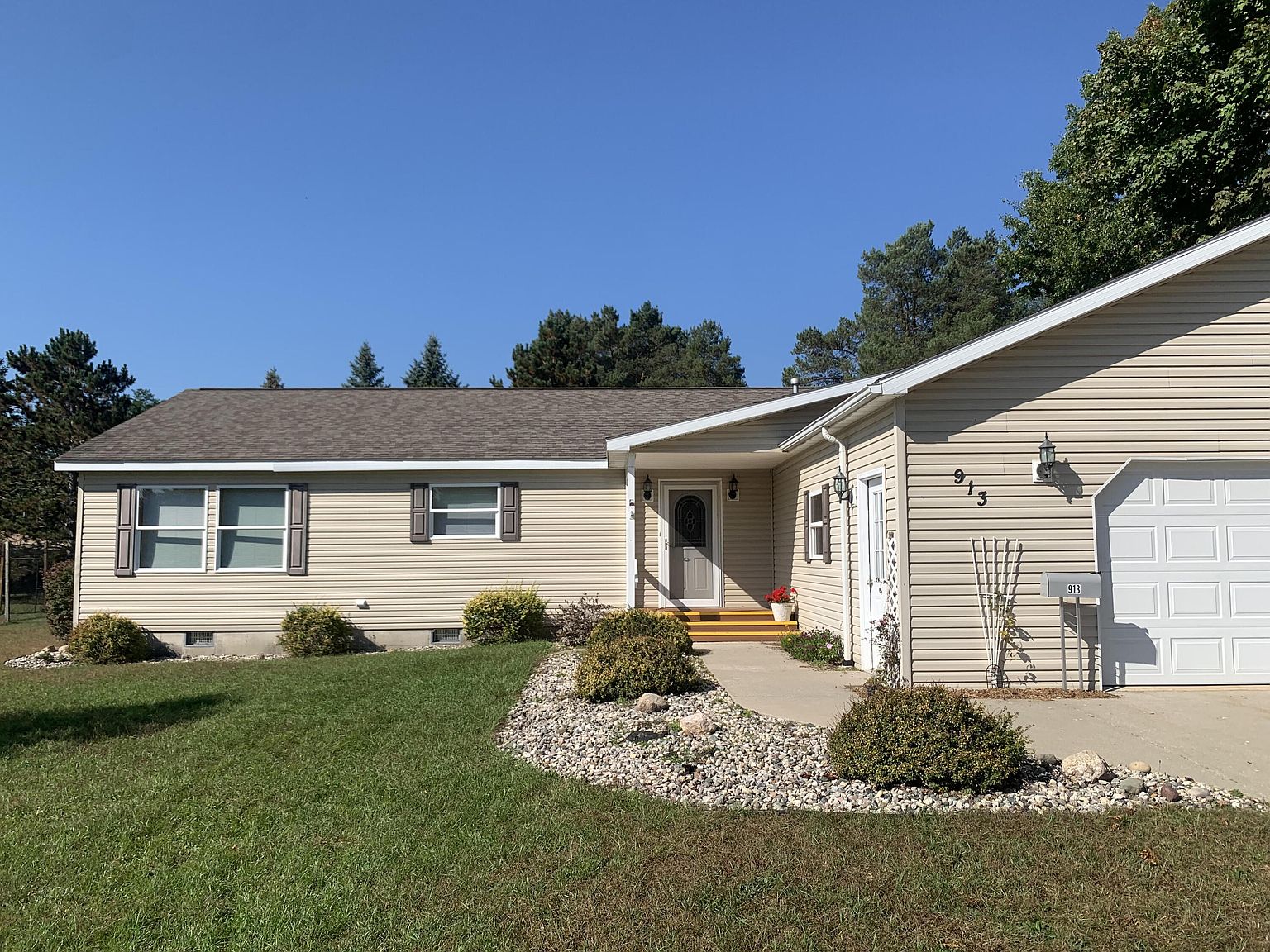 913 N Pine St, Evart, MI 49631 | MLS #23136603 | Zillow