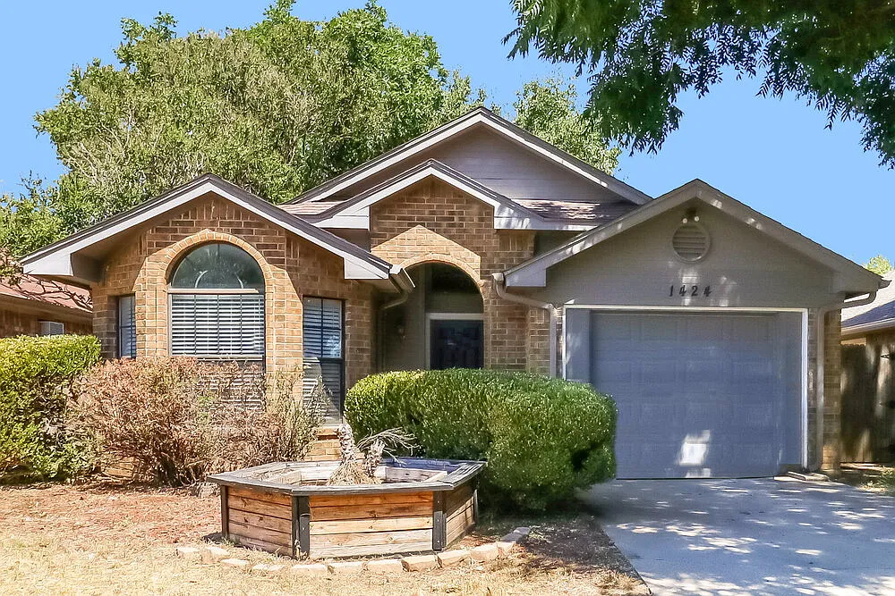 3 bed, 2.0 bath, 1149 sqft, $1,900 — Photo 1