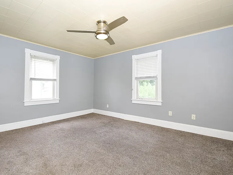 256 1/2 E Grove St #256 — Photo 13