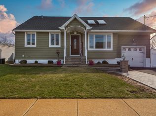 2970 Bayport Ct, Wantagh, NY 11793
