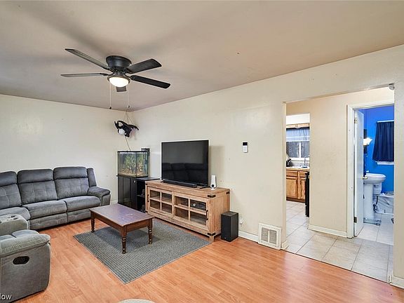 3rd image of 949 Davies Ave