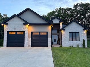 1300 NE Forest View Cir, Lees Summit, MO 64064