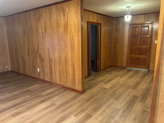 3rd image of 127 Willow Dr