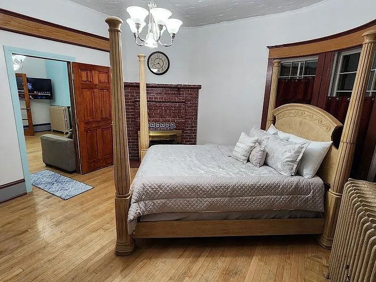 806 W Silver St — Photo 5