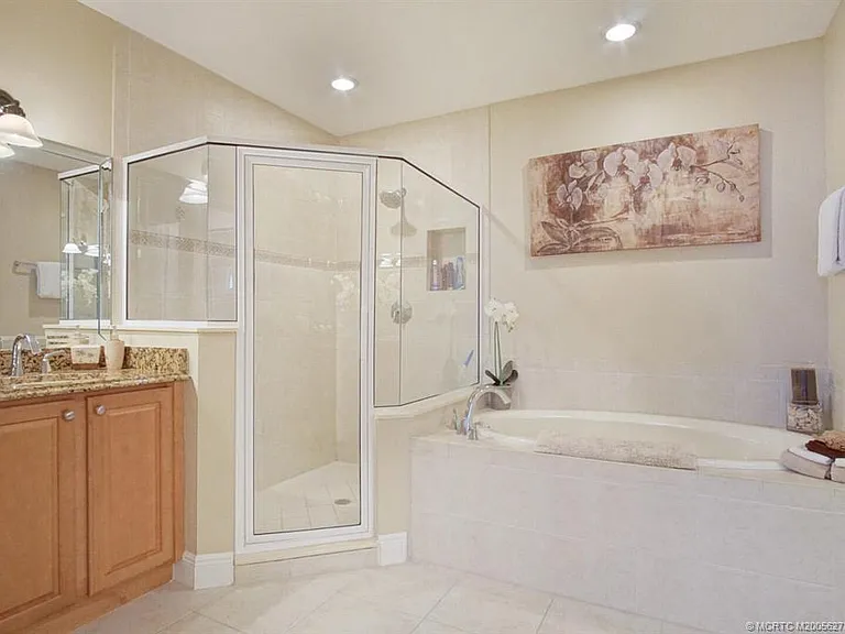 3736 NE Indian River Dr — Photo 12