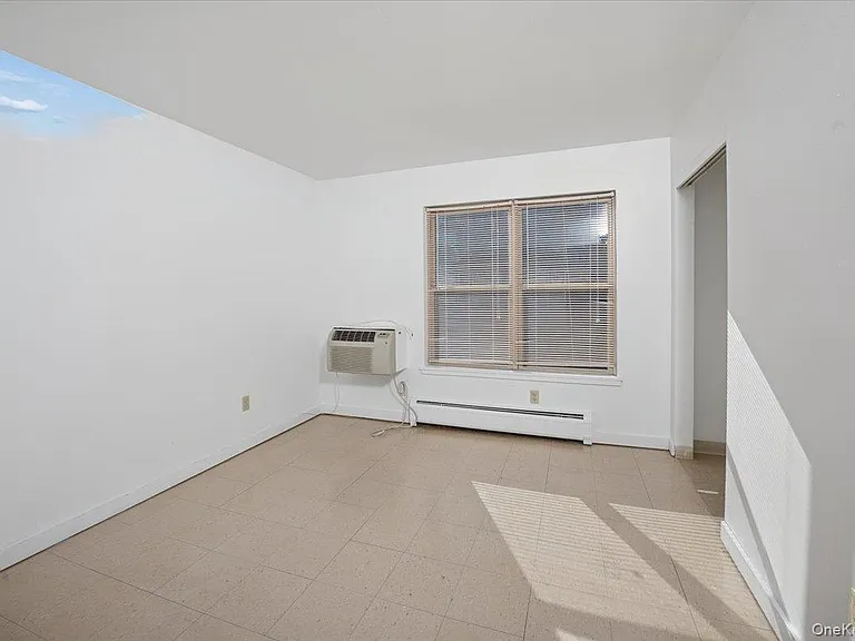 501 Maplewood Gdns — Photo 14