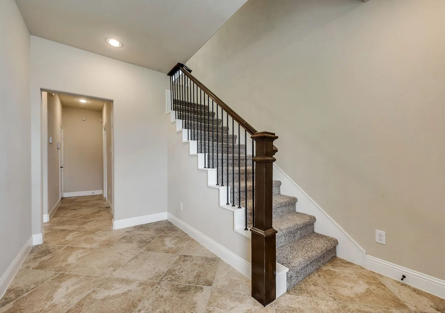 Beautiful 2080+ sqft townhouse 3 Bed 3.5 Bath - Ready to move in — Photo 2