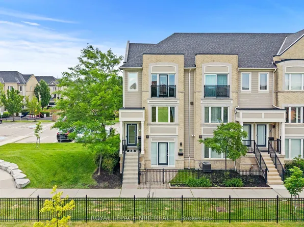 5035 Oscar Peterson Blvd #9, Mississauga, ON L5M 0P4