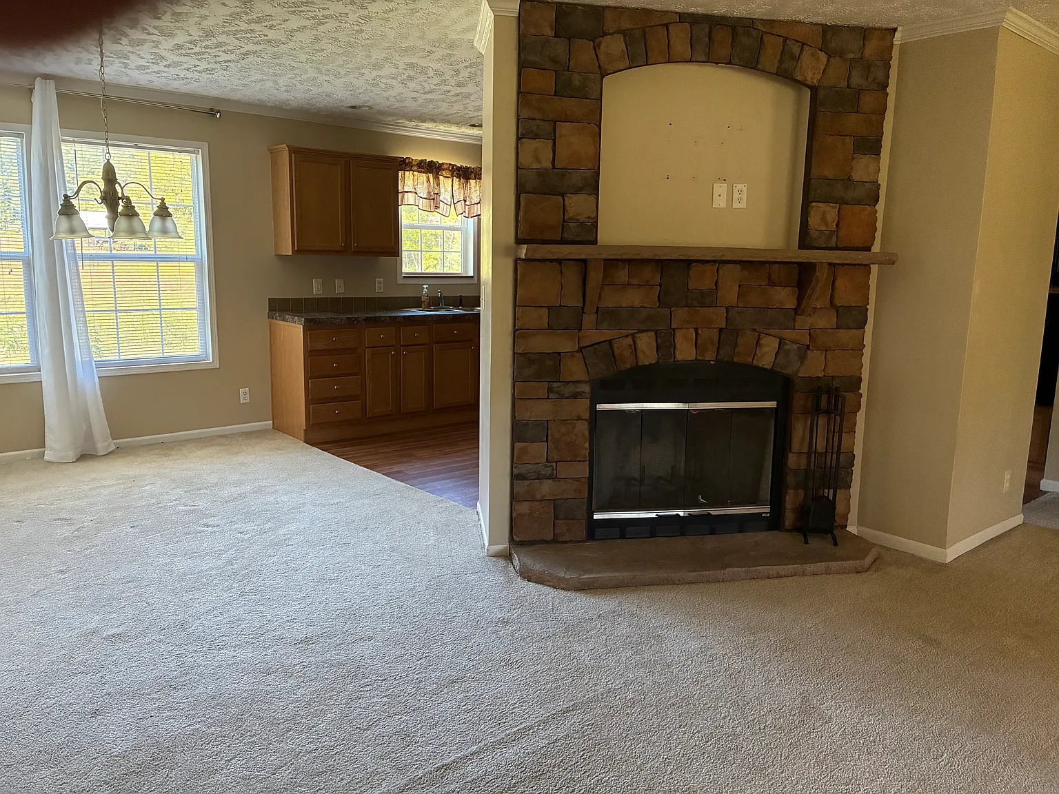 3 bed, 1600 sqft, $2,500 — Photo 3