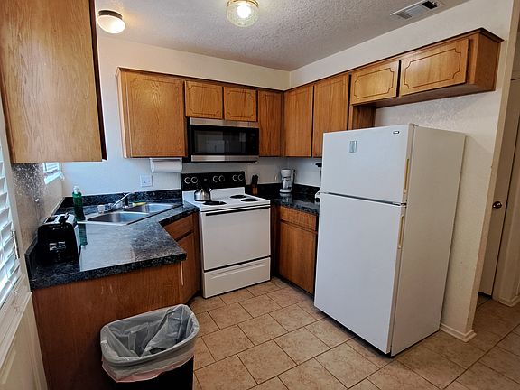 4th image of 1112 Leslie Cir Unit A