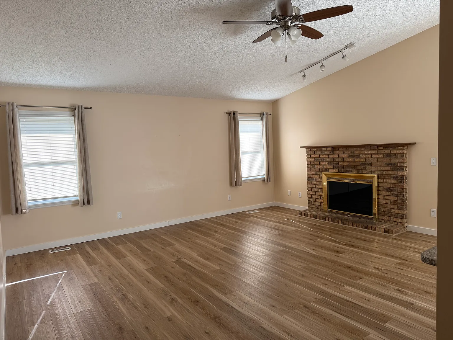 3 bed, 1240 sqft, $2,200 — Photo 1