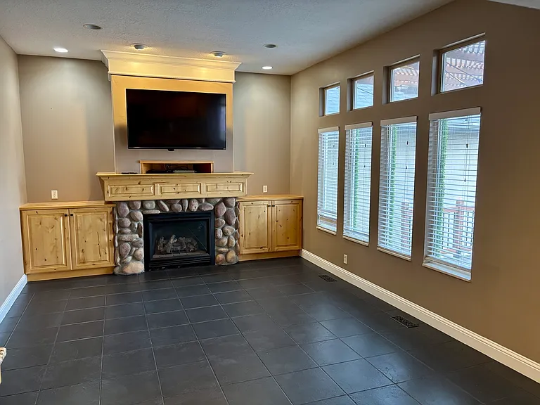 581 E Dorthea Way — Photo 9