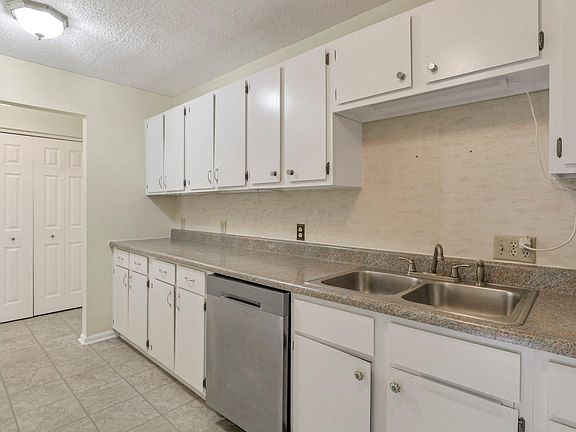 2nd image of 594 Moull St APT 11