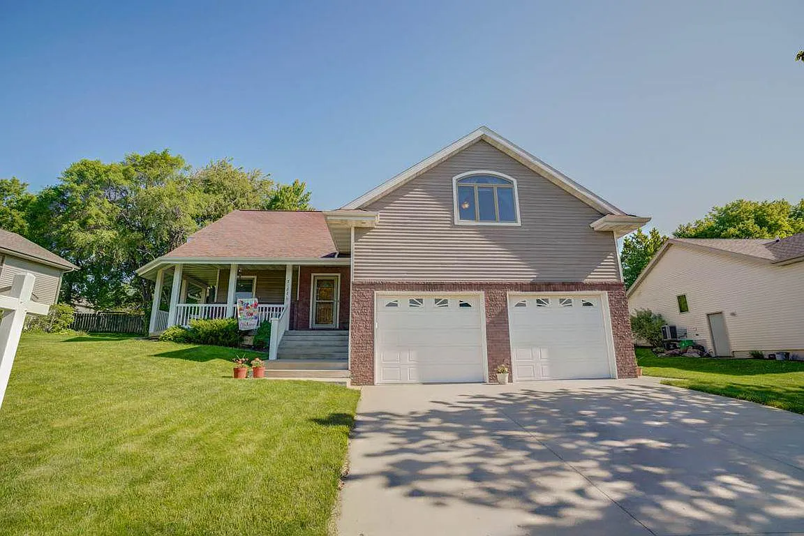 3188 Weybridge Dr photo 1
