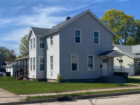 813 8th St, Menominee, MI 49858