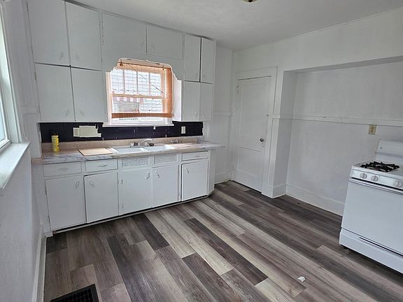 5th image of 2022 Roger St