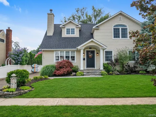 15 James Avenue, East Norwich, NY 11732