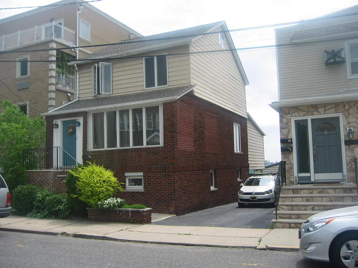 Building Photo - 192 Cedar St