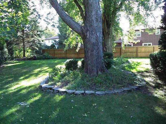 4th image of 5821 Chevy Chase Ln