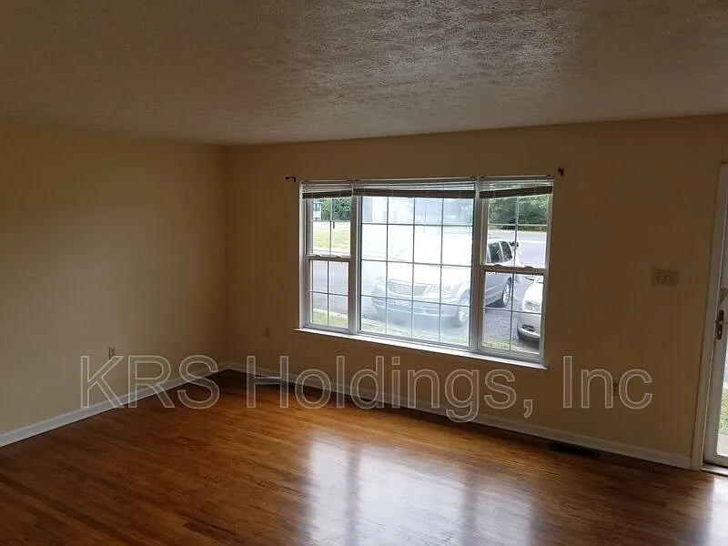 3 bed, 1.5 bath, 1800 sqft, $1,800 — Photo 2