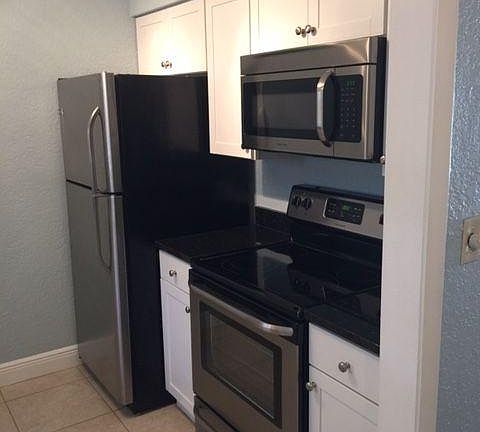2nd image of 1123 Elmwood St APT B