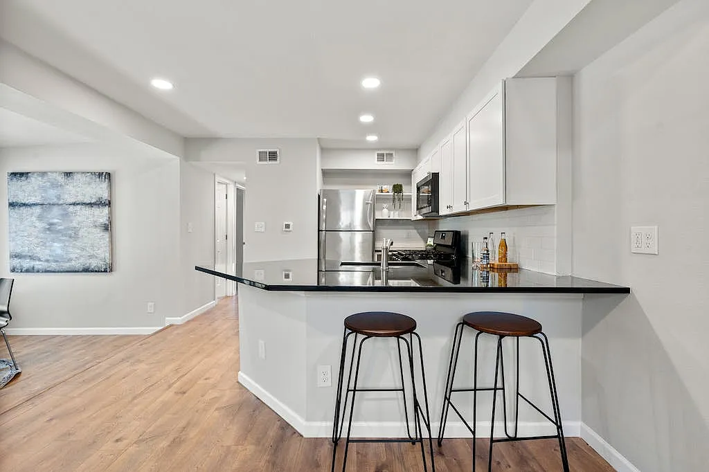 3 bed, 1100 sqft, $2,150 — Photo 2