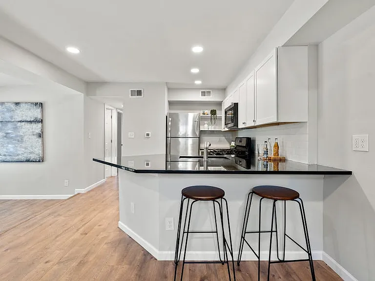 1312 E 52nd St #B — Photo 2