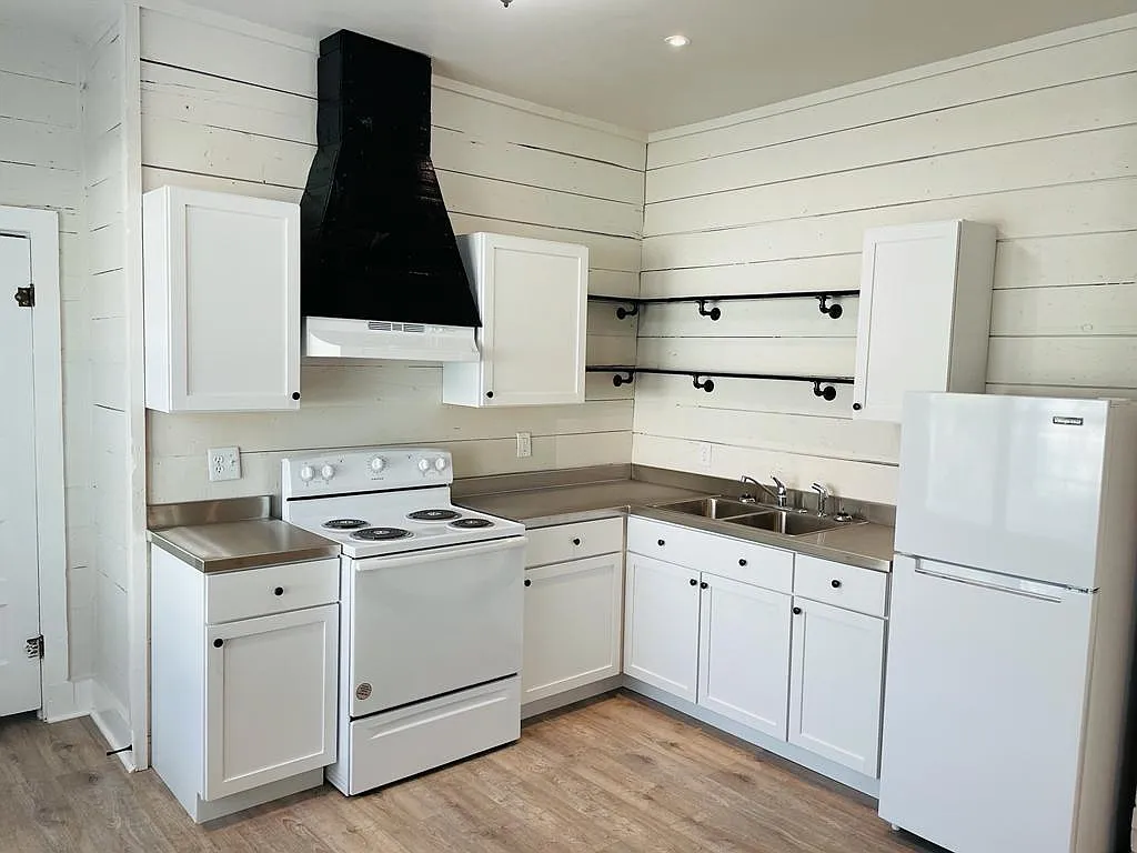 810 Aganier Ave — Photo 4