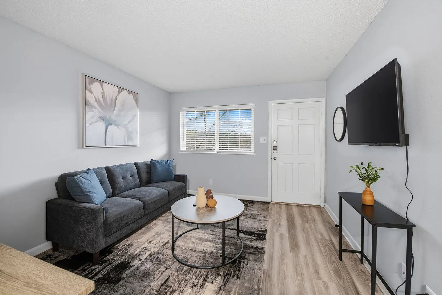 1 bed, 1.0 bath, 5349 sqft, $2,235 — Photo 2