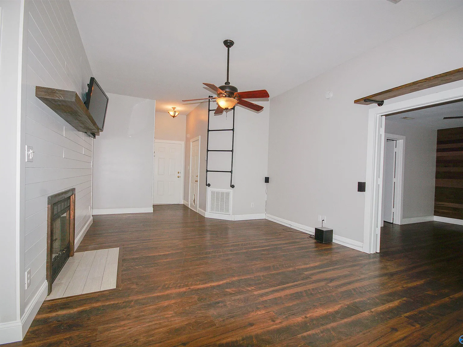3 bed, 2.0 bath, 1109 sqft, $1,650 — Photo 2