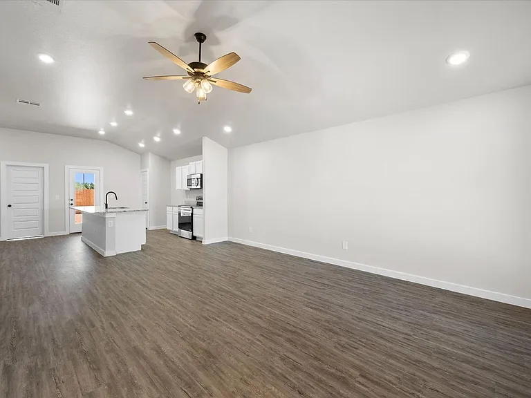 2028 Kenwood Ave — Photo 10