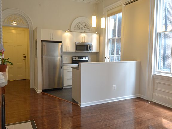 4th image of 2025 Walnut St APT 1R